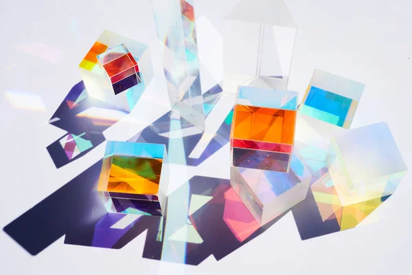 Abstracte achtergrond met glazen geometrische figuren prisma 's met lichtdiffractie van spectrumkleuren en complexe reflectie. Echte foto — Stockfoto