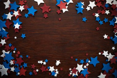 Amerikan Bağımsızlık Günü 'nün 4 Temmuz' u. Ahşap arka planda yıldız süslemeleri. Düz yatış, üst görünüm.