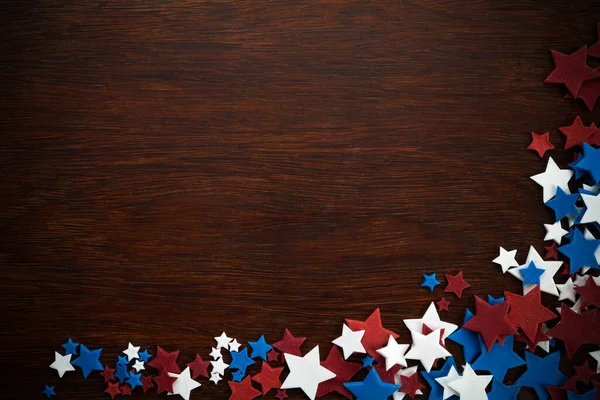 Le 4 juillet, le Jour de l'Indépendance Américaine met en vedette des décorations sur fond bois. Couché plat, vue du dessus. — Photo