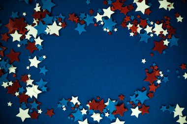 4 Temmuz 'da Amerika' nın Bağımsızlık Günü 'nde mavi arka planda süslemeler yapıldı. Düz yatış, üst görünüm.