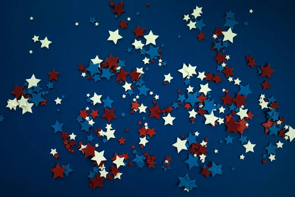 4 Temmuz 'da Amerika' nın Bağımsızlık Günü 'nün yıldızları mavi arka planda. Düz yatış, üst görünüm. — Stok fotoğraf