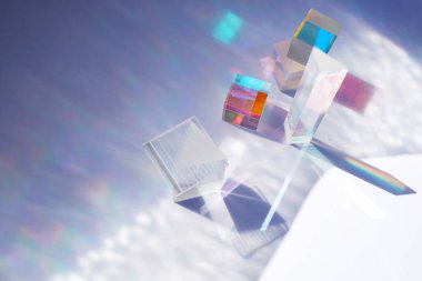 Cam geometrik figürlere sahip soyut arkaplan spektrum renkleri ve karmaşık yansıması olan prizmalar.