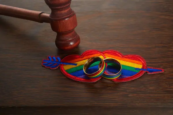 Два золотых обручальных кольца с радужными цветами. Гомосексуальные браки. Права и закон. — стоковое фото