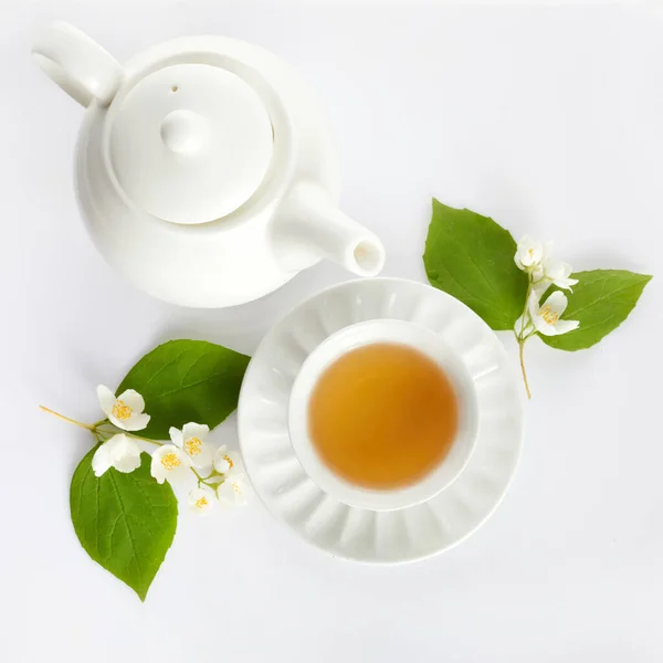 Чашка чая с жасминовыми цветами на белом фоне. Плоский, вид сверху — стоковое фото