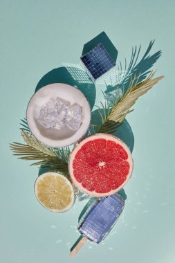 Disko topları eski meyve ve dondurma gibi. Yaratıcı kavramsal arka plan. Üst Manzara. Düz yatıyordu,