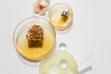 Soyut kozmetik laboratuvarı. Kimyasal laboratuvar araştırması. Ballı doğa kozmetikleri.