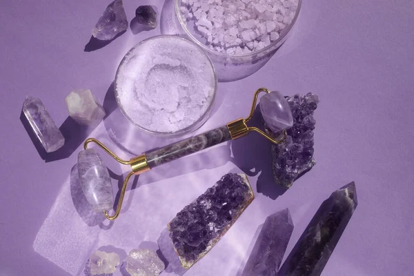 Amethyst-Kristalle Gua sha Rollmassageschaber und Schönheitsprodukt. Feuchtigkeitscreme und Pflegewerkzeuge. Wellness-Konzept. — Stockfoto