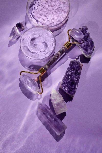 Amethyst-Kristalle Gua sha Rollmassageschaber und Schönheitsprodukt. Feuchtigkeitscreme und Pflegewerkzeuge. Wellness-Konzept. — Stockfoto