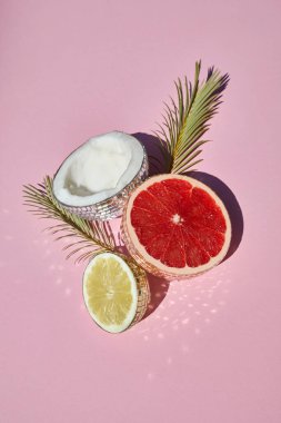 Disko topları eski meyveler gibi. Yaratıcı kavramsal arka plan. Üst Manzara. Düz yatıyordu,