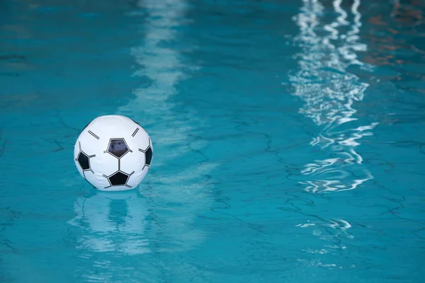 Bola de praia na piscina. Bola inflável flutuando na piscina. — Fotografia de Stock