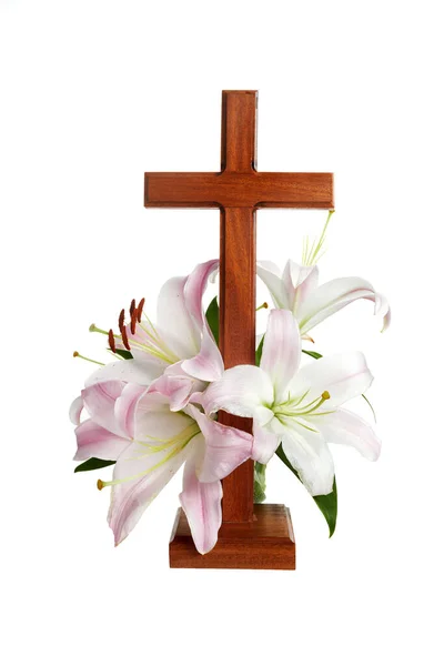 Kříž s liliemi izolovanými na bílém pozadí. Jarní pozadí. Velikonoce, křest nebo koncepce prvního přijímání — Stock fotografie