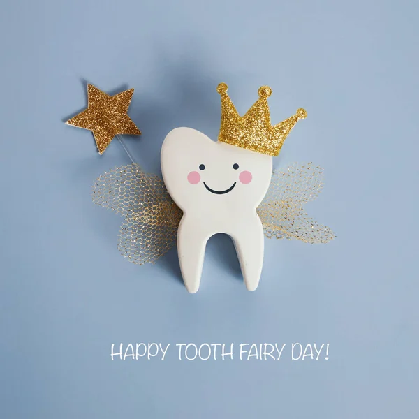 Национальный день зубной феи. Детская зубная фея. Красивый зуб с крыльями, короной и волшебной палочкой. — стоковое фото
