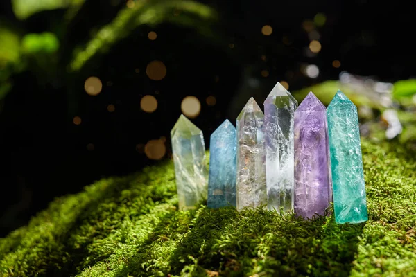 Ädelstenar mineraler på mystisk natur bakgrund. Magic Rock för Crystal Ritual, helande andlig övning. — Stockfoto