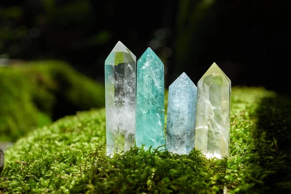 Edelsteine Mineralien auf geheimnisvollem Naturhintergrund. Magischer Felsen für Kristallritual, spirituelle Heilpraxis. — Stockfoto