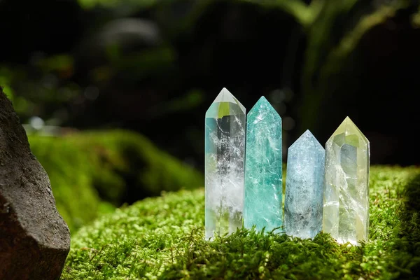 Ädelstenar mineraler på mystisk natur bakgrund. Magic Rock för Crystal Ritual, helande andlig övning. — Stockfoto