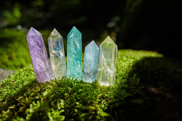 Ädelstenar mineraler på mystisk natur bakgrund. Magic Rock för Crystal Ritual, helande andlig övning. — Stockfoto