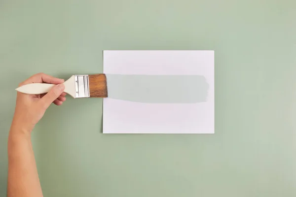 Feliz Día de la Mano Izquierda. Mano izquierda sostener el cepillo y escribir texto. — Foto de Stock