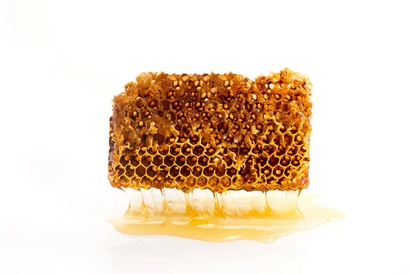 Honungsskiva wiyh droppar isolerade på vit bakgrund. — Stockfoto