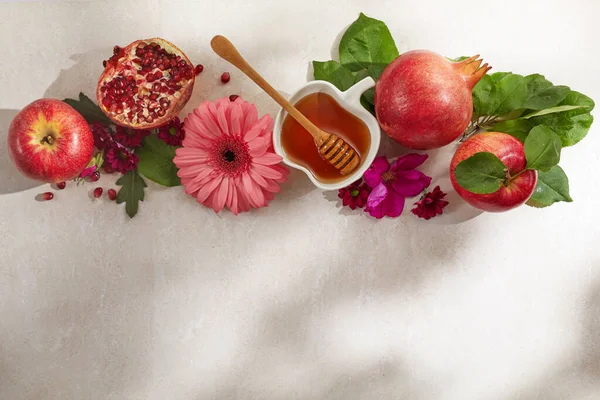 Rosh hashanah, Yahudi Yeni Yıl tatili. Travertin taşı arka planında geleneksel veya dini semboller kavramı — Stok fotoğraf