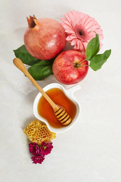 Rosh Hashanah, feriado de Ano Novo judaico. Conceito de símbolos tradicionais ou religiosos em fundo de pedra travertino — Fotografia de Stock