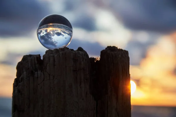 魔法の球だ。占い師、マインドパワーの概念。水と空を反射するクリスタルボール. — ストック写真
