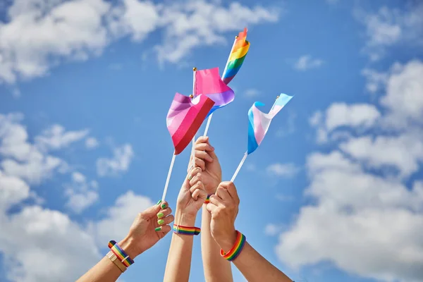 Гордость ЛГБТК, руки с флагами как символ лесбиянок, геев, бисексуалов, транссексуалов и педиков. — стоковое фото