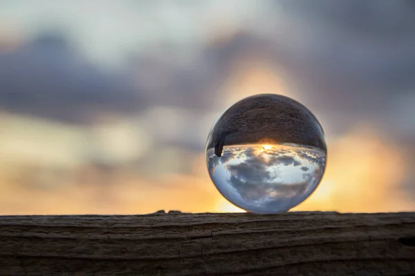 Sihirli küre. Falcı, zihin gücü konsepti. Kristal küre su ve gökyüzünü yansıtıyor. — Stok fotoğraf