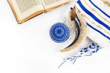 Yom kippur, Rosh hashanah, Yahudi Yeni Yıl tatili, konsept. Shofar 'ın dini görüntüsü - beyaz dua talitesinde boynuz