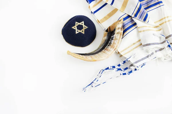 ヨムKippur 、ロシュ・ハシャナー、ユダヤ教の正月、コンセプト。Religion image of shofar - horn on white prayer talit. — ストック写真