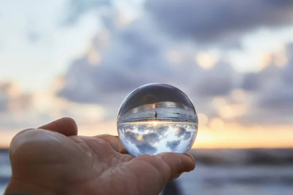 Волшебная сфера Предсказатель, концепция силы разума. Хрустальный мяч, вода и небо. — стоковое фото