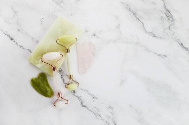 Masaj için Gua sha yüz silindiri. Evde kaldırma ve tonlama tedavisi.