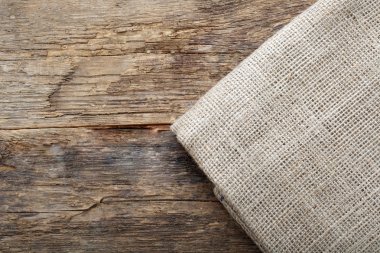 ahşap masa üzerinde katlanmış masa örtüsü 