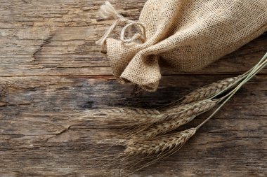 ahşap zemin keten çanta çavdar