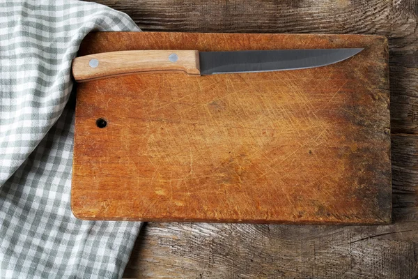 Skärbräda med kniv — Stockfoto