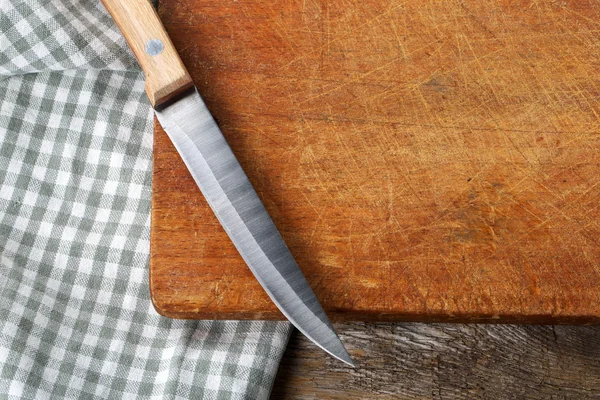 Planche à découper avec un couteau — Photo
