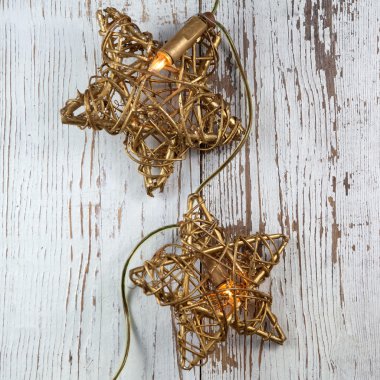 Ahşap arka plan üzerinde parlayan yıldız 