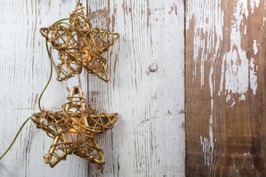 Ahşap arka plan üzerinde parlayan yıldız 