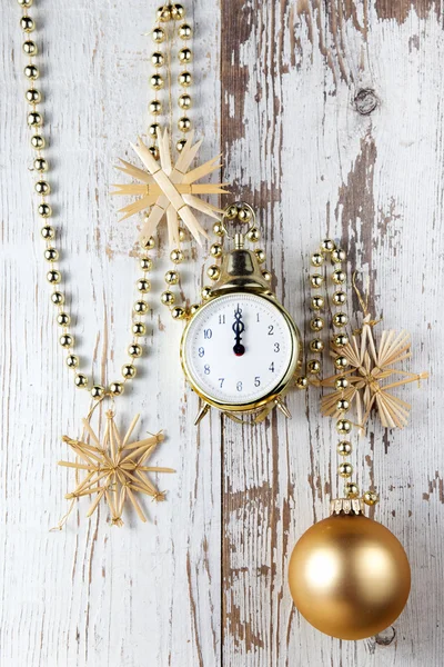 Décorations de Noël avec horloge et boule — Photo