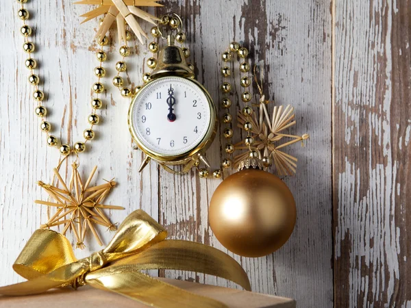 Decoraciones navideñas con reloj y adorno — Foto de Stock