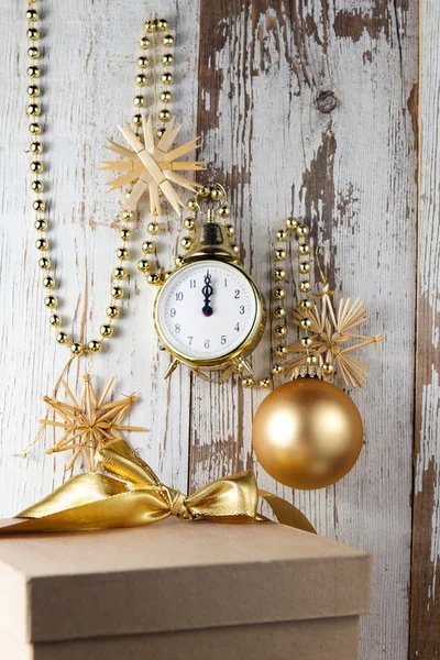 Décorations de Noël avec horloge et boule — Photo