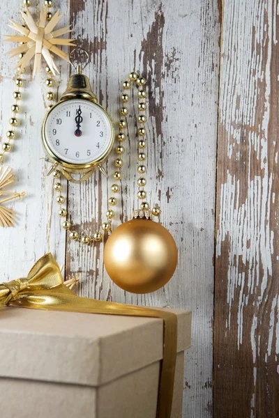 Decoraciones navideñas con reloj y adorno — Foto de Stock