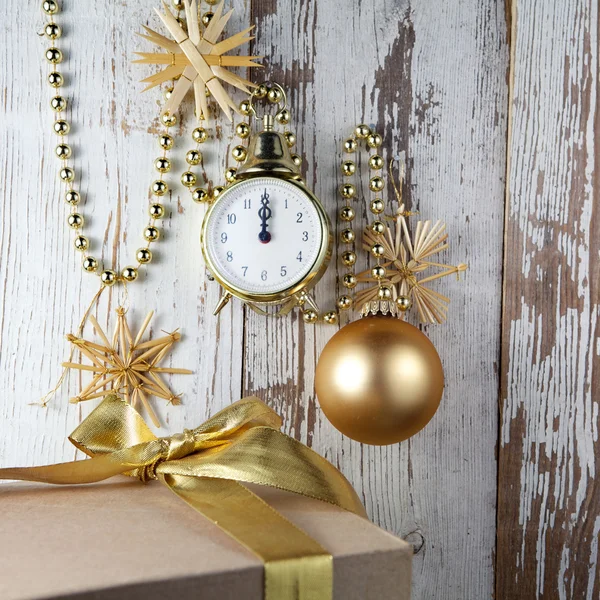 Decoraciones navideñas con reloj y adorno — Foto de Stock