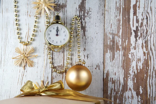 Décorations de Noël avec horloge et boule — Photo