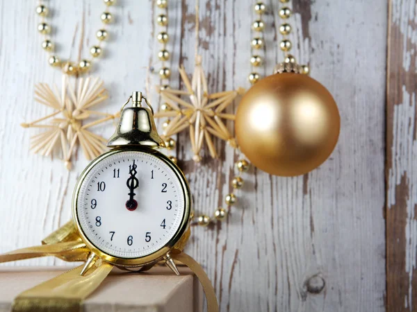 Weihnachtsdekoration mit Uhr und Christbaumkugel — Stockfoto