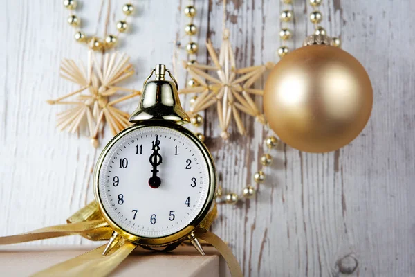 Decorazioni natalizie con orologio e bagattella — Foto Stock