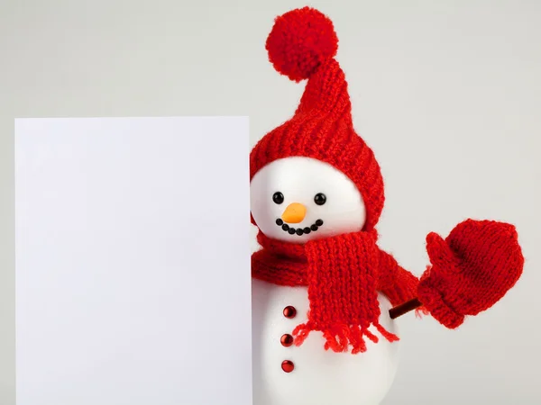 Boneco de neve com papel branco para texto — Fotografia de Stock