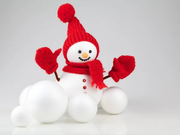 Pupazzo di neve con palla di neve su sfondo bianco — Foto Stock