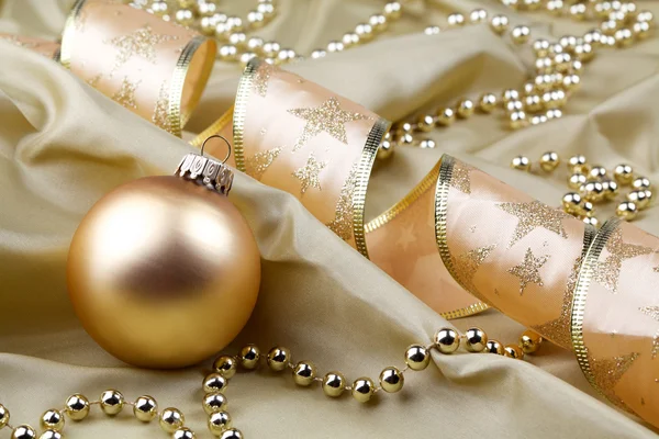 Dekoracje na Boże Narodzenie bawidełko i złote wstążki — Zdjęcie stockowe