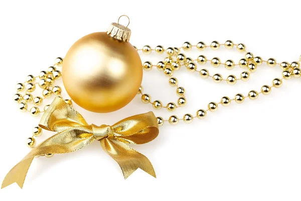 Kerstversiering met bauble en gouden lint — Stockfoto