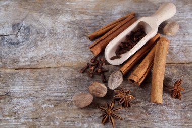 Ahşap arkaplanda baharatlar. 
